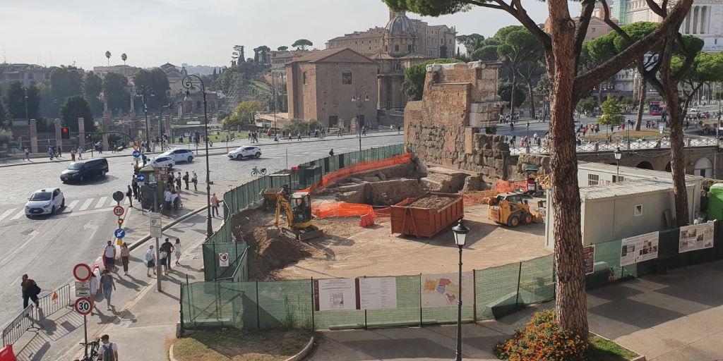 Area di cantiere a Largo Corrado Ricci vista dalla Torre dei Conti 
