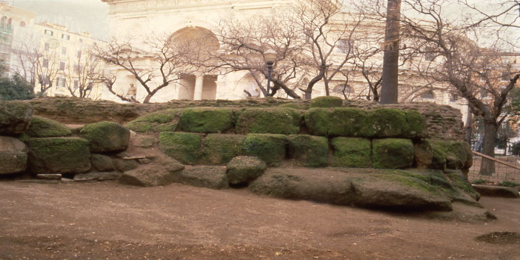 Le mura serviane di piazza Manfredo Fanti