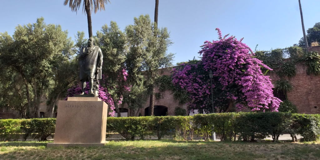 Parco del Colle Oppio, via della Domus Aurea, particolare col monumento a Alfredo Oriani Parco del Colle Oppio, via della Domus Aurea, particolare col monumento a Alfredo Oriani