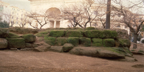 Le mura serviane di piazza Manfredo Fanti Le mura serviane di piazza Manfredo Fanti