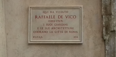 Lapide a Raffaele de Vico Lapide a Raffaele de Vico