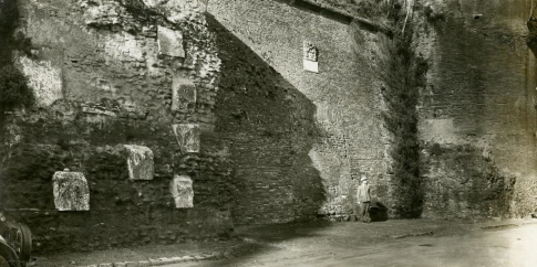 Esterno di Porta Nomentana in una foto del 1931 (Archivio fotografico del Museo di Roma) Esterno di Porta Nomentana in una foto del 1931 (Archivio fotografico del Museo di Roma)