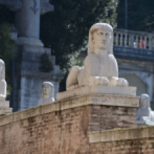 Sfingi in marmo che coronano gli emicicli Sfingi in marmo che coronano gli emicicli