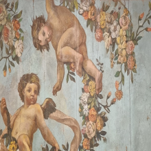 Autore ignoto, Putti e festoni di fiori, particolare del velario. Sec. XVIII, fine. Tempera su legno. Autore ignoto, Putti e festoni di fiori, particolare del velario. Sec. XVIII, fine. Tempera su legno.