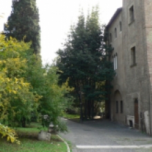 Casina dei Pierleoni, facciata in direzione del colle Casina dei Pierleoni, facciata in direzione del colle