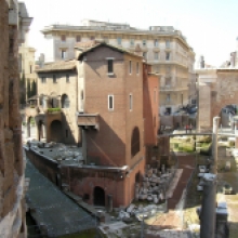 La Casina dei Vallati, prospetti in direzione del Teatro di Marcello La Casina dei Vallati, prospetti in direzione del Teatro di Marcello