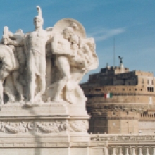 Particolare di uno dei gruppi scultorei in travertino Particolare di uno dei gruppi scultorei in travertino